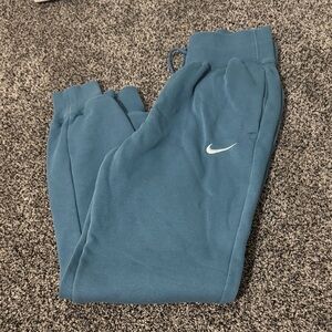 Nike Women's Blue Sweatshirt & joggers